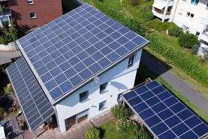 Pultdach mit Komplettbelegung, Solarpanels auf dem Carport und als Terassendach