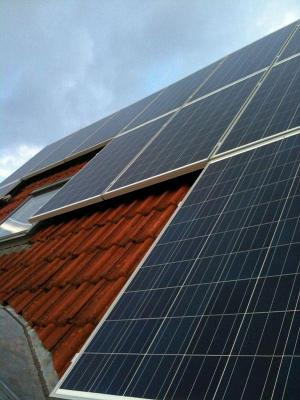 Reihenendhaus PV-Belegung um Rundgauben und Fenster